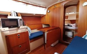 Cozy Sailboat In Barcelona!! No Showers